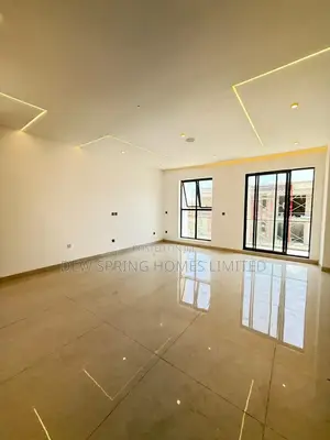 5bdrm Mansion in Lekki for sale