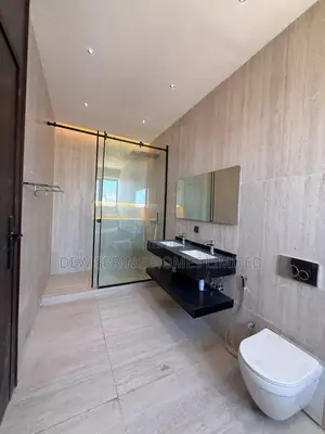 5bdrm Mansion in Lekki for sale