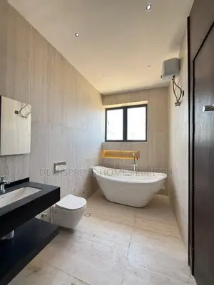 5bdrm Mansion in Lekki for sale