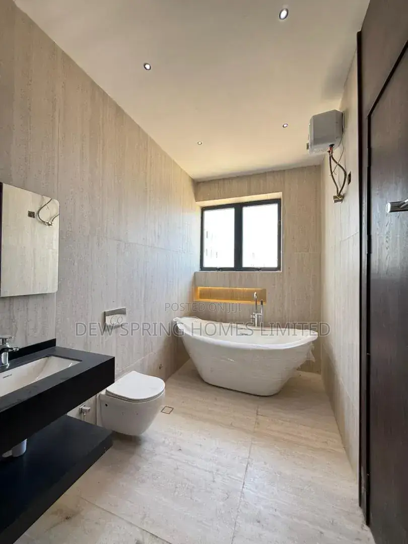 5bdrm Mansion in Lekki for sale