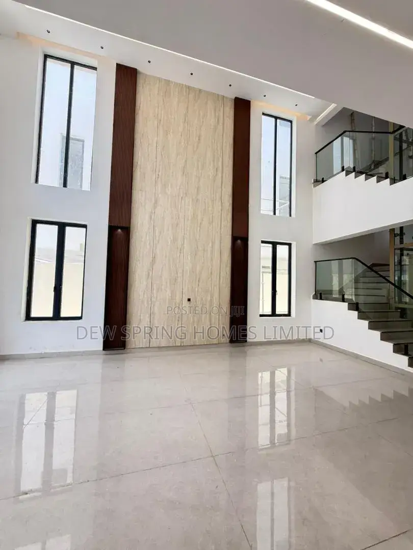 5bdrm Mansion in Lekki for sale