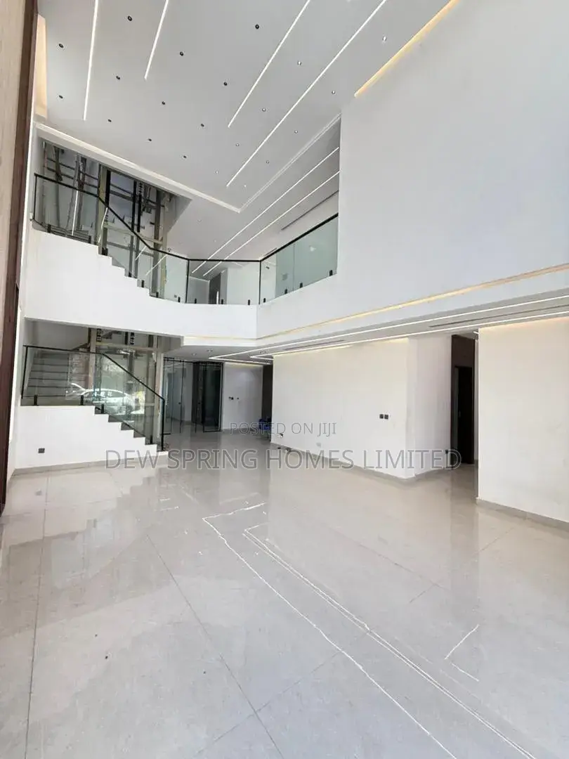 5bdrm Mansion in Lekki for sale