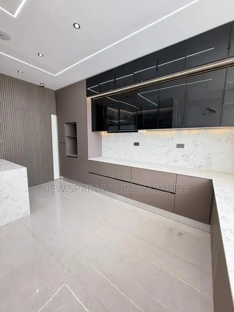 5bdrm Mansion in Lekki for sale