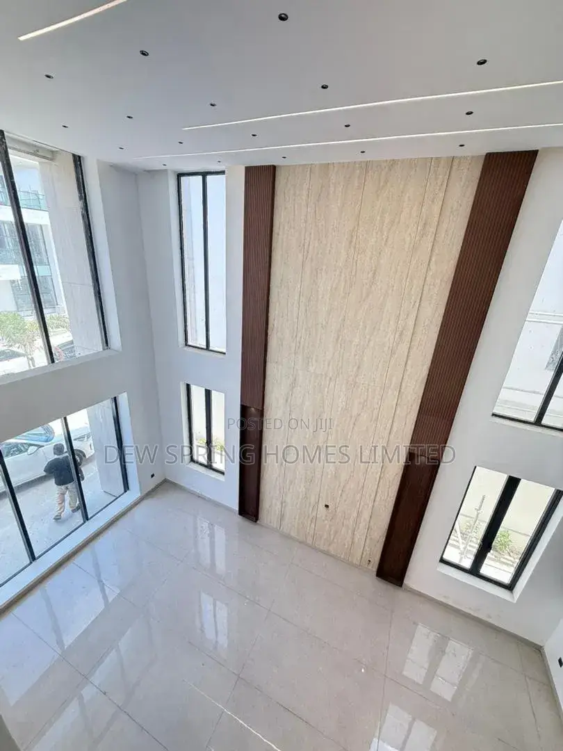5bdrm Mansion in Lekki for sale