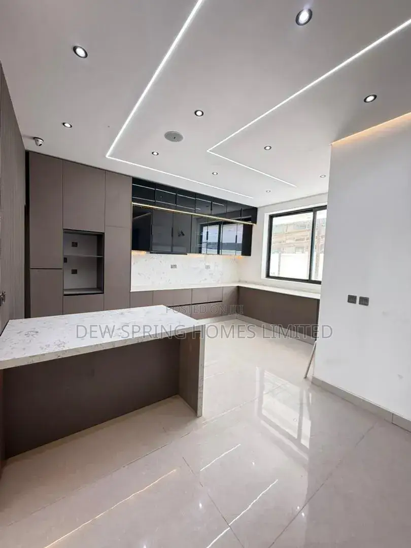 5bdrm Mansion in Lekki for sale