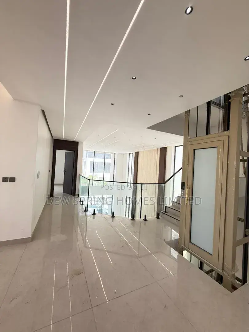 5bdrm Mansion in Lekki for sale
