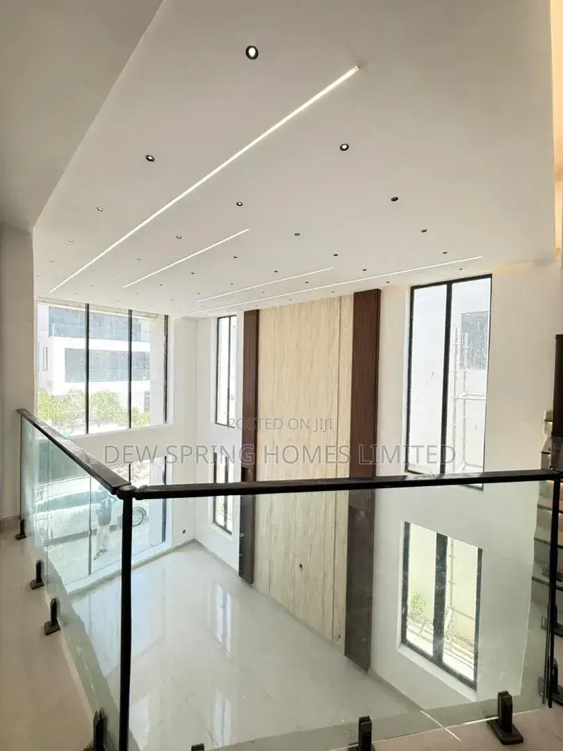 5bdrm Mansion in Lekki for sale