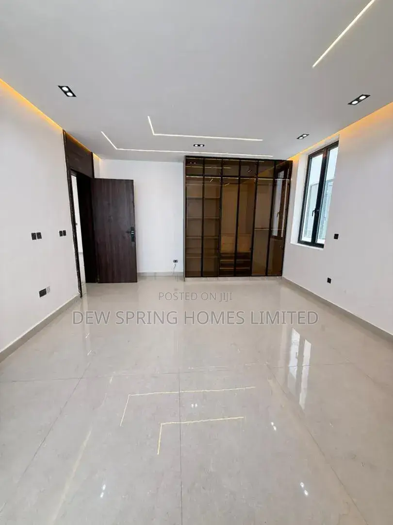 5bdrm Mansion in Lekki for sale