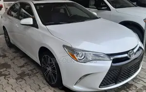 Toyota Camry SE w/Special Edition Pkg (2.5L 4cyl 6A) 2016 White