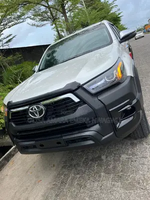 Toyota Hilux 2021 White