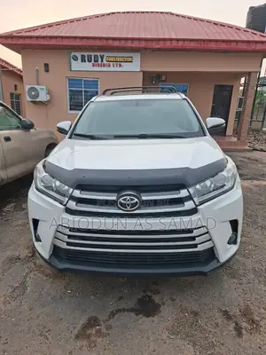 Toyota Highlander LE 4dr SUV AWD (3.5L 6cyl 6A) 2015 White