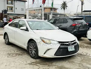 Toyota Camry XLE 4dr Sedan (2.5L 4cyl 6A) 2016 White
