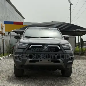 Toyota Hilux 2024 Gray