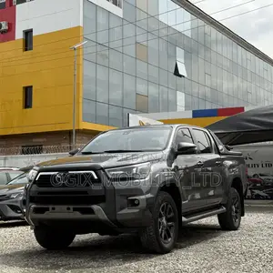 Toyota Hilux 2024 Gray