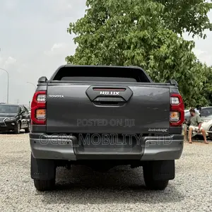 Toyota Hilux 2024 Gray