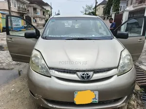 Toyota Sienna LE AWD 2008 Gold