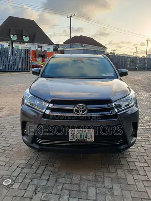 Toyota Highlander SE 4x4 V6 (3.5L 6cyl 8A) 2017 Gray
