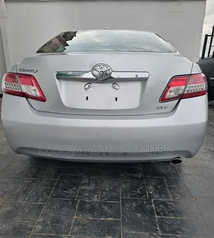 Toyota Camry XLE 4dr Sedan (2.5L 4cyl 6AM) 2010 Silver