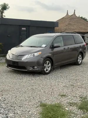 Toyota Sienna LE AWD 7-Passenger 2013 Gray