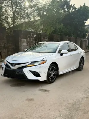 Toyota Camry SE FWD (2.5L 4cyl 8AM) 2018 White
