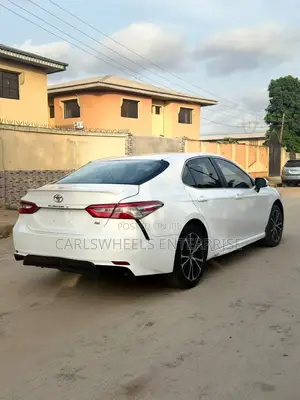Toyota Camry SE FWD (2.5L 4cyl 8AM) 2018 White