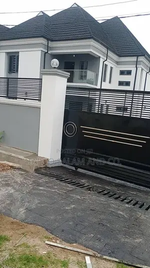 5bdrm Duplex in Larry Estate for sale
