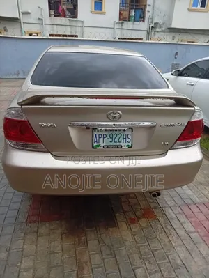 Toyota Camry XLE V6 4dr Sedan (3.0L 6cyl 5A) 2005 Gold