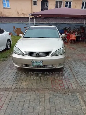 Toyota Camry XLE V6 4dr Sedan (3.0L 6cyl 5A) 2005 Gold