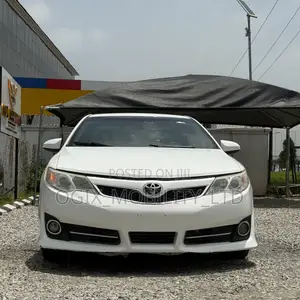 Toyota Camry SE 4dr Sedan (2.5L 4cyl 6A) 2014 White