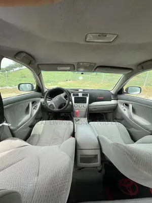 Toyota Camry LE 4dr Sedan (2.5L 4cyl 6A) 2011 Gold