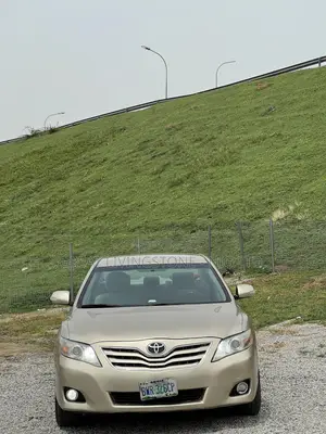 Toyota Camry LE 4dr Sedan (2.5L 4cyl 6A) 2011 Gold