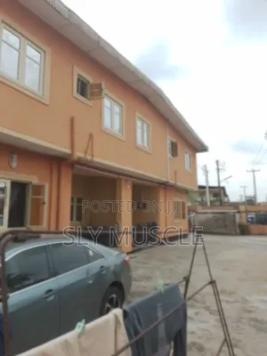 5 Numbers of 2 Bed Flat and a Mini Flat for Sale on 505sqm at Santos