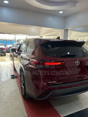 Toyota Highlander XLE 2021 Red