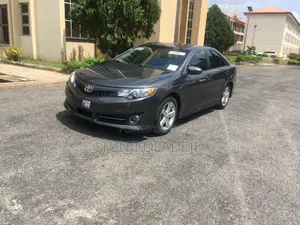 Toyota Camry SE 4dr Sedan (2.5L 4cyl 6A) 2014 Gray