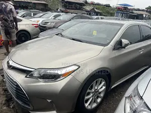 Toyota Avalon Limited 4dr Sedan (3.5L 6cyl 6A) 2015 Gold