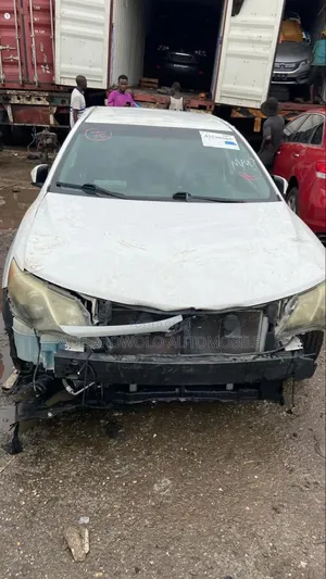 Toyota Camry SE 4dr Sedan (2.5L 4cyl 6A) 2013 White