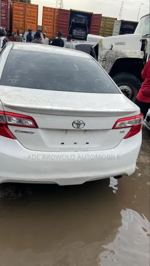 Toyota Camry SE 4dr Sedan (2.5L 4cyl 6A) 2013 White