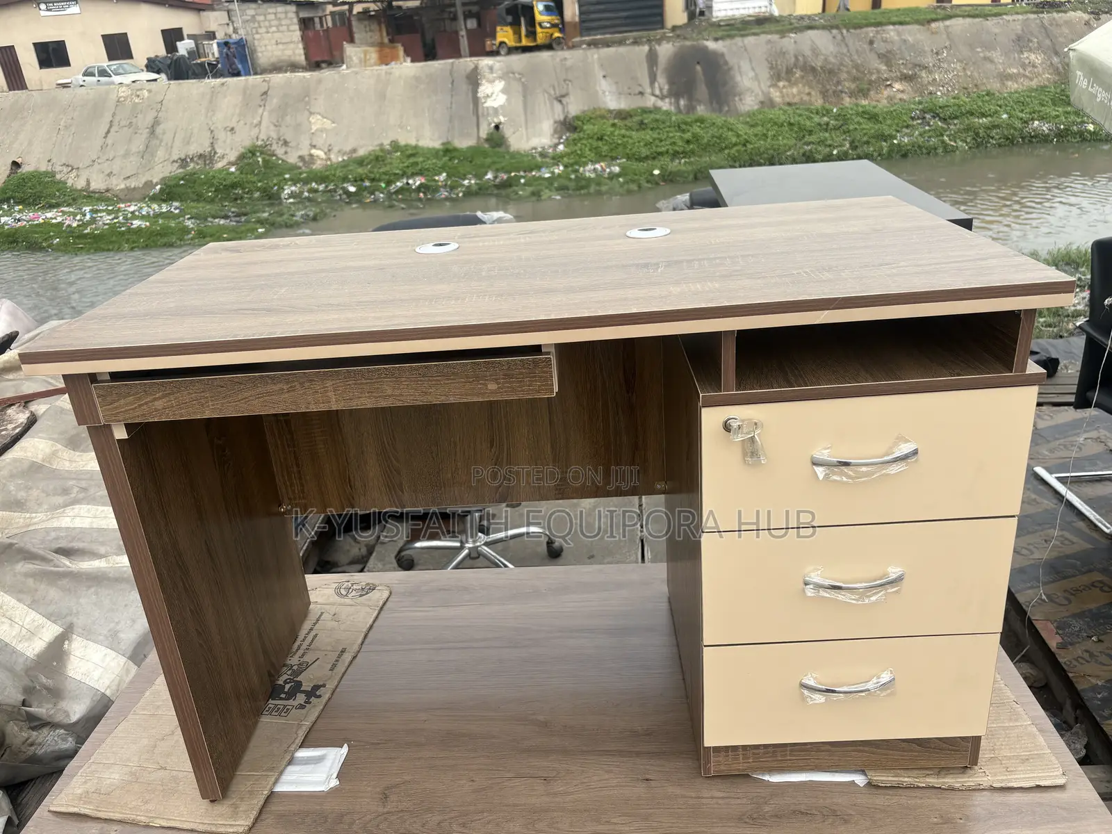 4 Feet Executive Table