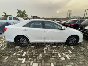 Toyota Camry LE 4dr Sedan w/Prod. End 11/13 (2.5L 4cyl 6A) 2014 White