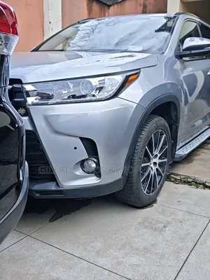 Toyota Highlander SE 4x2 V6 (3.5L 6cyl 8A) 2017 Silver
