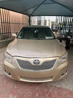 Toyota Camry LE 4dr Sedan (2.5L 4cyl 6A) 2011 Gold