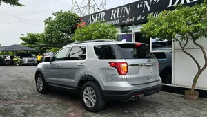 Ford Explorer XLT FWD 2018 Silver