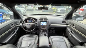 Ford Explorer XLT FWD 2018 Silver