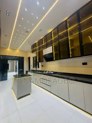 5bdrm Duplex in Chevron for sale