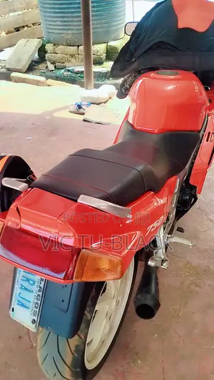Honda VFR 700F 2000 Red