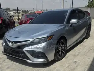 Toyota Camry SE 2021 Silver