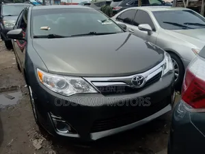 Toyota Camry XLE 4dr Sedan (2.5L 4cyl 6A) 2014 Gray