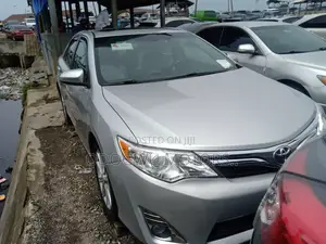 Toyota Camry XLE 4dr Sedan (2.5L 4cyl 6A) 2014 Silver