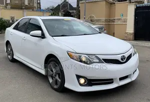Toyota Camry SE V6 4dr Sedan (3.5L 6cyl 6A) 2013 White