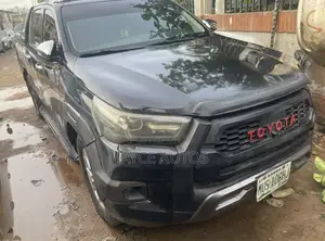 Toyota Hilux 2016 Black
